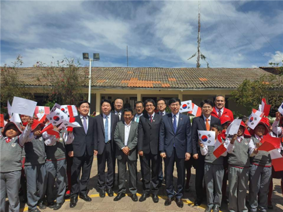 전문가들은 세계 10대 글로벌 엔지니어링사가 독점한 PMO 시장이지만 한국 엔지니어 특유의 친화력으로 향후 다크호스로 떠오를 가능성을 점치고 있다. 사진은 지난 24일 친체로 신공항 계약체결 후 관계자들이 기념사진을 촬영하는 모습./도화엔지니어링