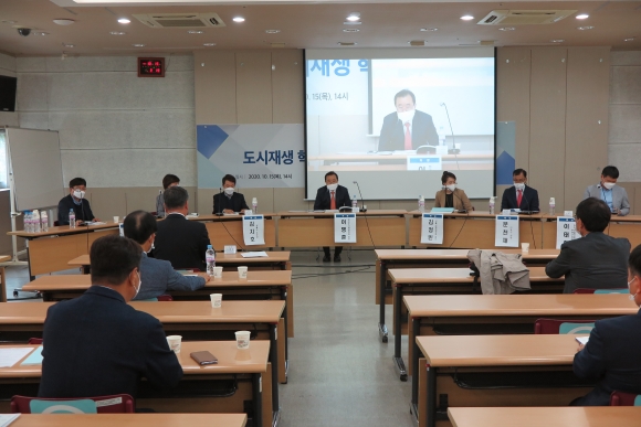 주제발표에 이어 성공적인 도시재생을 위한 토론이 열렸다./엔협