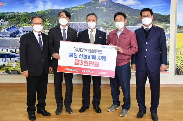 왼쪽부터 박재민 다산컨설턴트 부사장, 전우헌 경북사회복지공동모금회 회장, 이해경 다산컨설턴트 회장, 이철우 경상북도지사, 김명수 다산컨설턴트 부사장