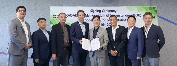 스콧 던(Scott DUNN) AECOM 아시아 부사장(왼쪽에서 4번째), 윤형중 한국공항공사 사장(왼쪽에서 5번째)