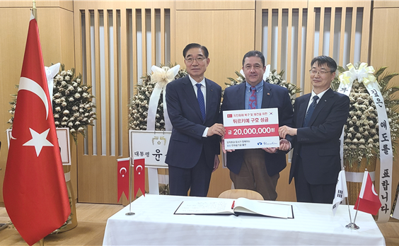 박석성 유신 대표이사(좌)와 장학성 유신 사장(우)은 지난 14일 튀르키예 대사관을 방문해 성금을 전달했다. /유신