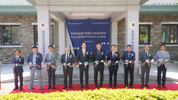 경기 성남시 코이카 본부에서 개최된 코이카 개발협력전시관 개관식에서 주요 참석자들이 테이프 커팅을 하고 있다.(사진=코이카)