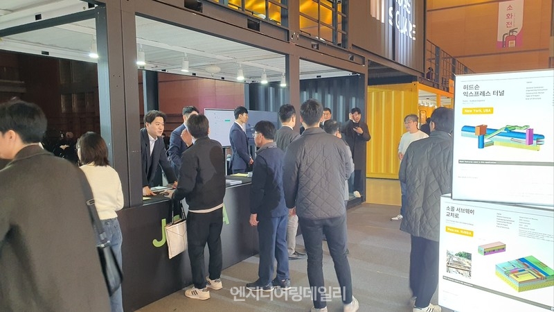 14일 서울 강남구 코엑스몰에서 열린 마이다스스퀘어24 컨퍼런스 ‘잡다매칭’ 부스에 구직ㆍ이직을 원하는 젊은 엔지니어가 상담을 받는 모습.