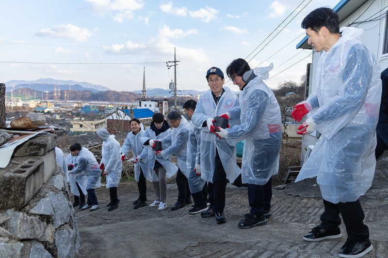 28일 함진규 한국도로공사 사장과 임직원들이 연탄 나눔 봉사활동을 하고 있다./도로공사