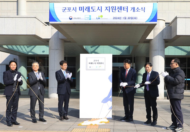 (왼쪽 두번째부터)이한준 LH사장, 박상우 국토교통부 장관, 하은호 군포시장이 현판식 후 기념촬영을 하고 있다./LH
